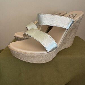 NEW Never Worn CALLISTO 4.5" Wedge GOLD
